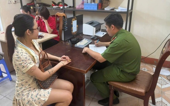 Công an điều tra giao dịch chuyển khoản 102.900.000 đồng của người phụ nữ SN 1991