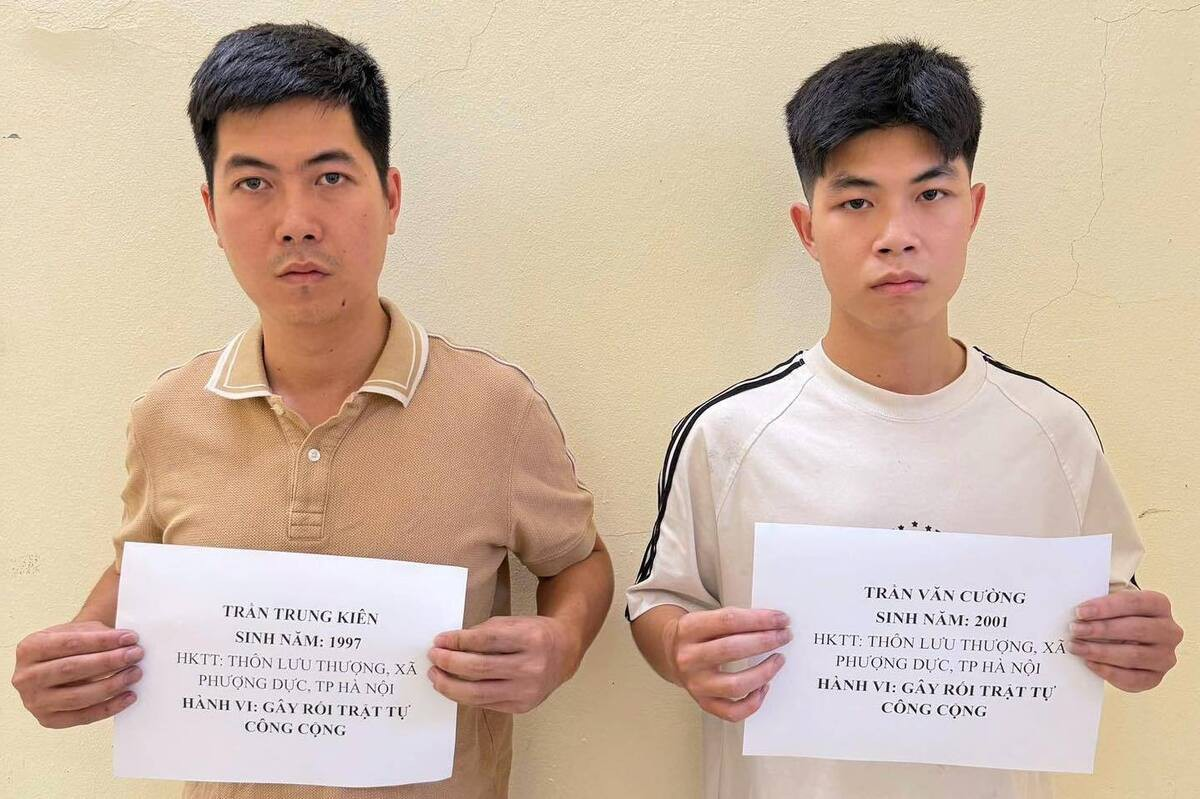 Tạm giữ 2 anh em xông vào quán cắt tóc hành hung phụ nữ đang ôm con nhỏ