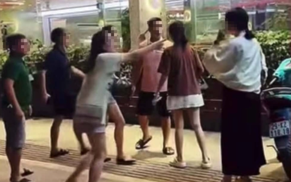Công an làm việc với nhóm người hành hung 2 cô gái ở Hà Nội: Clip hé lộ chi tiết "đáng xấu hổ" về người đàn ông đi Lexus