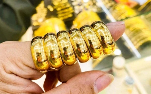 Giá vàng hôm nay: Thị trường đỏ lửa, vàng thế giới xuyên thủng mốc 160 triệu đồng/lượng