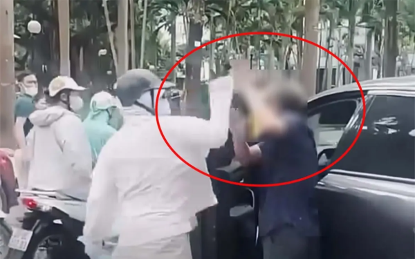 Công an xác minh video người phụ nữ ra tay với tài xế ô tô lớn tuổi ở Hà Nội