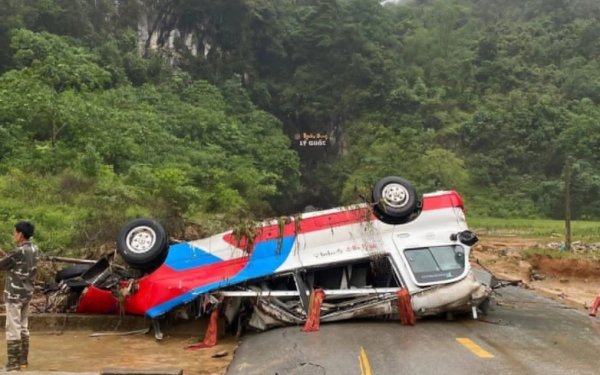 Lũ lên bất ngờ trong đêm, cuốn xe khách chở 20 người trôi trăm mét ở Cao Bằng