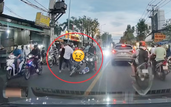 Công an vào cuộc vụ người đàn ông chở bia bị đánh tới tấp giữa đường ở TPHCM