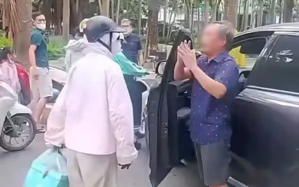 Vụ va chạm giao thông đang khiến cả MXH bức xúc: Chở theo con nhỏ mà người mẹ này đang làm cái gì thế này!