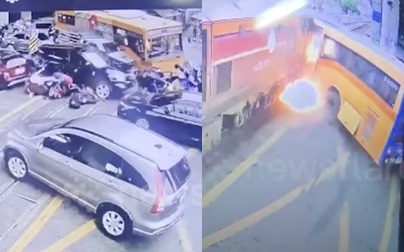 Khoảnh khắc tàu hỏa đâm vào xe buýt ở Bangkok, 8 người thiệt mạng
