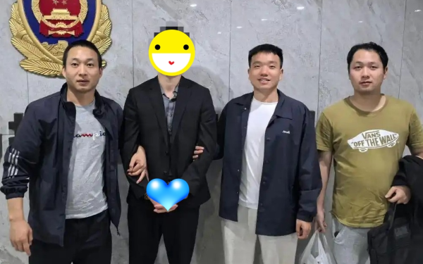 Cụ ông 82 tuổi ôm gần 6 tỷ đồng đi gửi ngân hàng, tá hỏa phát hiện toàn giấy lộn không giá trị, cảnh sát phá án sau 5 tiếng