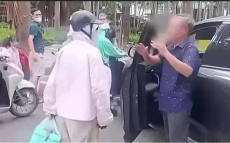 Tài xế ô tô tuổi chú lên tiếng nói rõ nguyên nhân khiến người phụ nữ ra tay với mình sau va chạm giữa đường