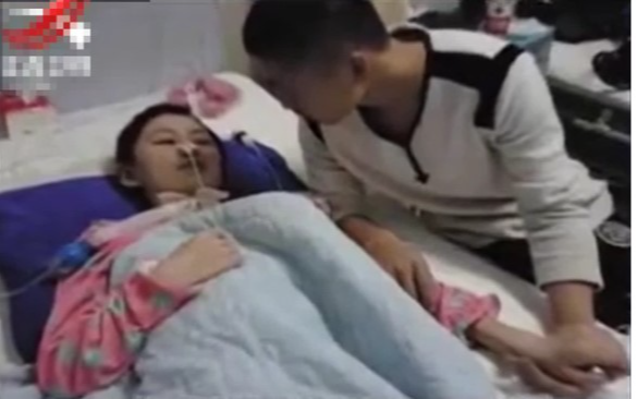 Bạn trai chăm sóc bạn gái "người thực vật" gây xúc động mạnh, cô gái bình phục nói 1 câu tống luôn người yêu vào tù