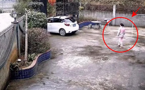 Tiễn chồng đi làm ăn xa với thái độ lạnh nhạt, ông xã check camera thấy hành động sau đó của người vợ khiến ai cũng đau lòng