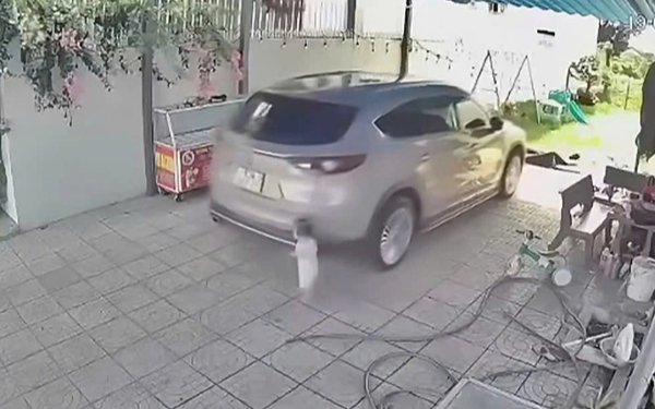 Trích xuất camera vụ bé 15 tháng tuổi bị ô tô lùi cán tử vong ở Đồng Nai, công an chính thức vào cuộc