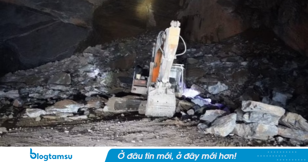 Cận cảnh hiện trường vụ sạt lở kinh hoàng ở mỏ đá Thanh Hóa, 3 công nhân bị vùi lấp