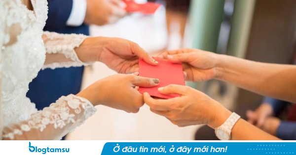 Vay bạn 1,5 triệu 5 năm trước, giờ đám cưới bạn để phong bì có mẩu giấy 'trừ nợ', phản ứng của cô dâu gây bão MXH