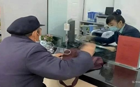 Phát hiện nhân viên ngân hàng cố tình trì hoãn phục vụ cụ ông chuyển 200 triệu đồng: Công an lập tức vào cuộc