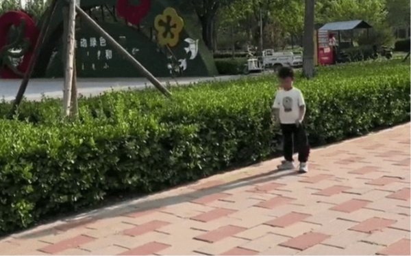 Con trai tiểu học trong vòng 1 tháng làm mất cặp sách đến 9 lần, mẹ lén bám theo để điều tra thì phát hiện sự thật chấn động
