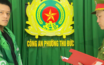 Thấy bạn gái cũ ngồi sau xe khác, thanh niên "nổi máu điên" chặn đường đánh người ngã gục trên vỉa hè