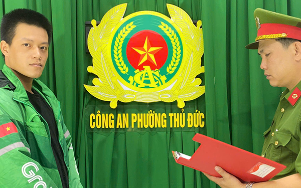 Thấy bạn gái cũ ngồi sau xe khác, thanh niên "nổi máu điên" chặn đường đánh người ngã gục trên vỉa hè