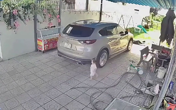 Vì sao cảm biến lùi không thể cứu mạng bé bị xe Mazda CX-8 cán qua ở sân?