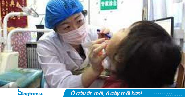 Con nuốt nhầm gói hút ẩm vì tưởng là kẹo, mẹ vội đổ thêm một thứ vào miệng bé, bác sĩ khen chuyên nghiệp