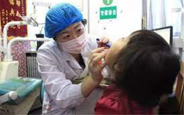 Con nuốt nhầm gói hút ẩm vì tưởng là kẹo, mẹ vội đổ thêm một thứ vào miệng bé, bác sĩ khen chuyên nghiệp
