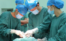 Tại sao bác sĩ không được mặc đồ lót khi phẫu thuật và bệnh nhân mặc quần áo trong phòng mổ?