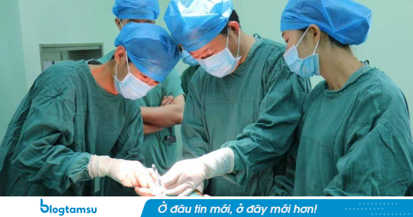 Tại sao bác sĩ không được mặc đồ lót khi phẫu thuật và bệnh nhân mặc quần áo trong phòng mổ?