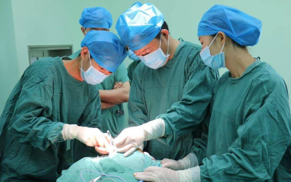 Tại sao bác sĩ không được mặc đồ lót khi phẫu thuật và bệnh nhân mặc quần áo trong phòng mổ?