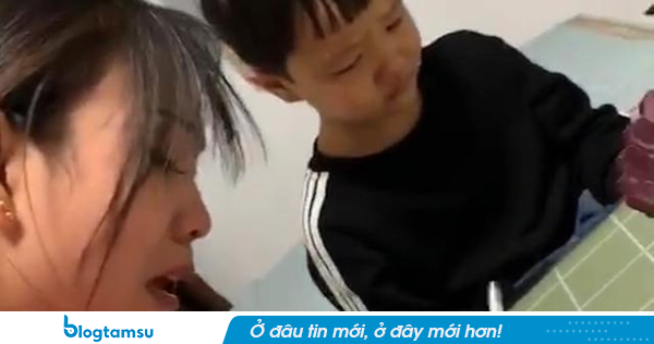 Cậu bé làm phép tính 