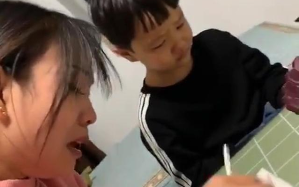 Cậu bé làm phép tính "11-4=7" bị gạch sai, mẹ lên kiện cô giáo thì nhận về cái kết đắng: "Cả lớp này mỗi con chị sai thôi"