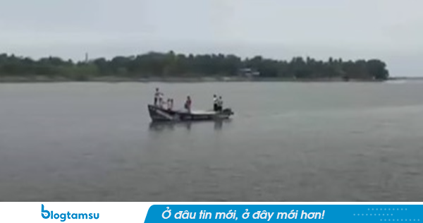 Bị dòng nước mạnh cuốn trôi khi bắt con trai trên sông, 8 người trong gia đình thiệt mạng