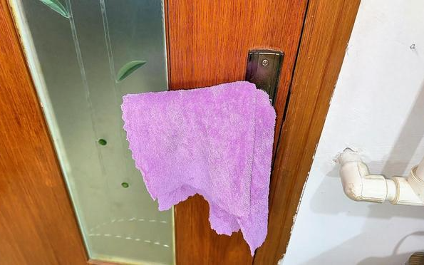 Trước khi đi ngủ mỗi đêm, hãy nhớ treo 1 chiếc khăn ấm lên tay nắm cửa, nó có thể cứu mạng bạn