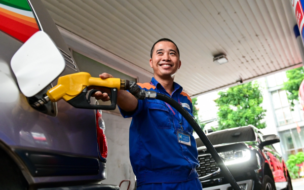 Cập nhật: Giá xăng dầu thế giới giảm cực mạnh, trong nước chờ điều chỉnh