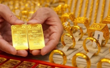 Người ôm vàng miếng lỗ đậm