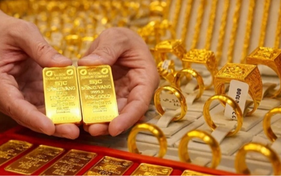 Người ôm vàng miếng lỗ đậm