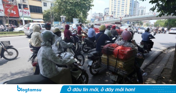 Dừng xe máy ở bóng râm để tránh nắng có thể bị phạt trong trường hợp này