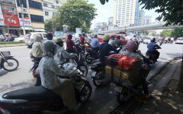 Dừng xe máy ở bóng râm để tránh nắng có thể bị phạt trong trường hợp này