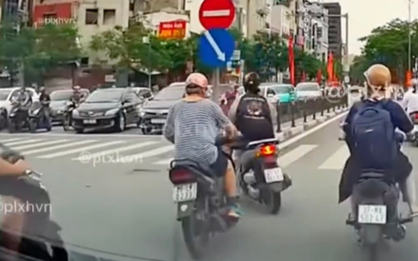 Thông tin mới vụ cô gái đi xe máy tạt đầu gây va chạm liên hoàn ở Hà Nội rồi vô tư 