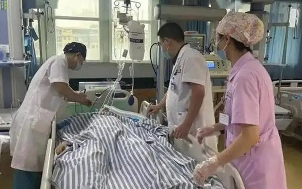 Người đàn ông 30 tuổi qua đời  vì say nắng sau 2 tiếng ở ngoài trời, bác sĩ nhấn mạnh: Tránh khẩn cấp 4 việc này trong mùa hè
