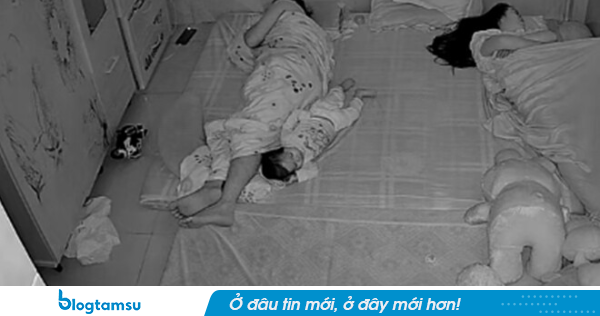 Xem đoạn quay này còn bố mẹ nào dám để con nằm giữa khi ngủ chung giường nữa