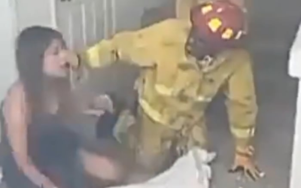 Phá cửa cứu cặp đôi mắc kẹt ở đám cháy, lính cứu hoả ngỡ ngàng bắt ghen tại trận vợ và nhân tình