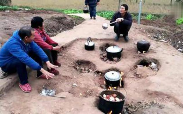 Bí ẩn ngôi làng có lửa cháy trên mặt đất gần 70 năm, mưa rơi không tắt, dân làng mang nồi ra giữa đường nấu ăn