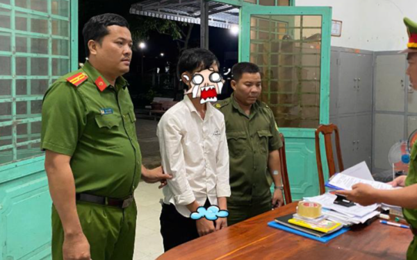 Bắt giữ Nguyễn Văn Hậu, phát hiện "bí mật động trời" trong túi quần