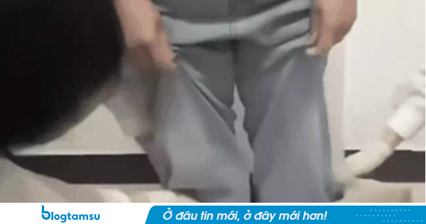 Phát hiện nữ du khách có dáng đi lạ, hải quan chặn lại kiểm tra: Vừa kéo ống quần lên, ai thấy cũng hoảng
