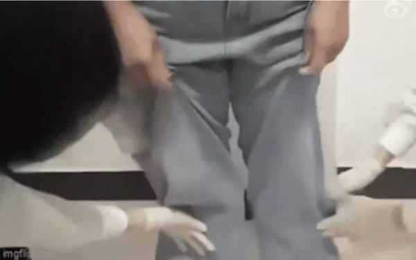 Phát hiện nữ du khách có dáng đi lạ, hải quan chặn lại kiểm tra: Vừa kéo ống quần lên, ai thấy cũng hoảng