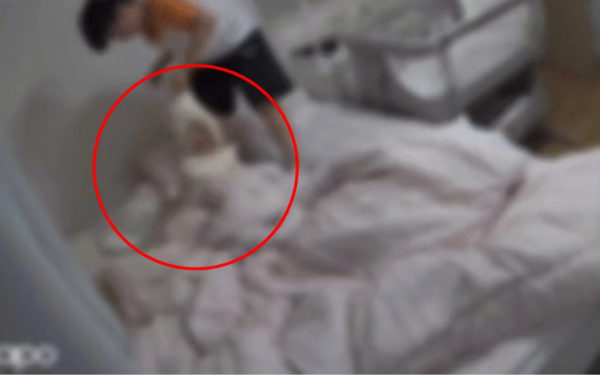 Đoạn video gây phẫn nộ: Cha mẹ còn dám cho con ở 1 mình với người lạ nữa không?