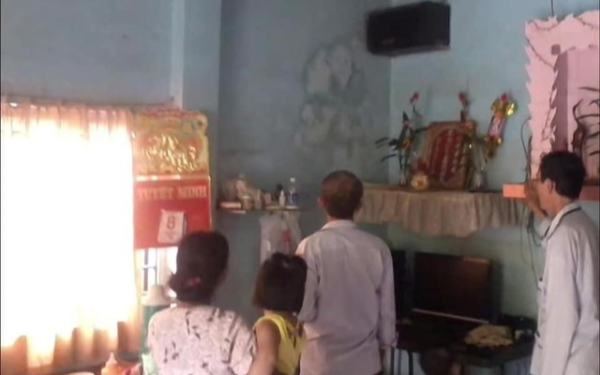 Sững sờ khi phóng to hết cỡ vết thấm nước trong nhà
