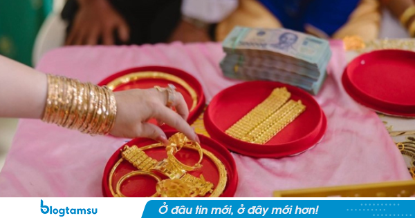 Mẹ chồng rêu rao mất 2 cây vàng trong thùng gạo rồi đổ tội con dâu, bà hàng xóm ghé tai nói một câu khiến tôi sững sờ
