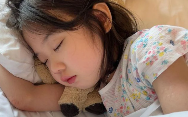 Bé gái 6 tuổi ngủ 1 mình trên giường 2 mét vẫn kêu chật chội, người mẹ khóc nức nở khi kiểm tra camera