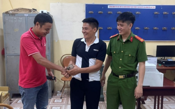 Tài khoản bất ngờ nhận gần 9,5 triệu đồng, người đàn ông lập tức trình báo công an
