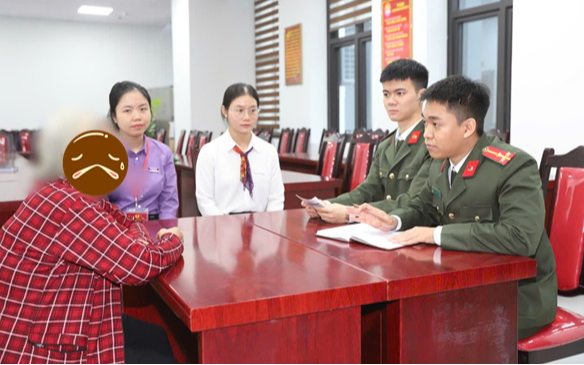 Người phụ nữ ôm 450 triệu đến ngân hàng, nhân viên lập tức báo công an