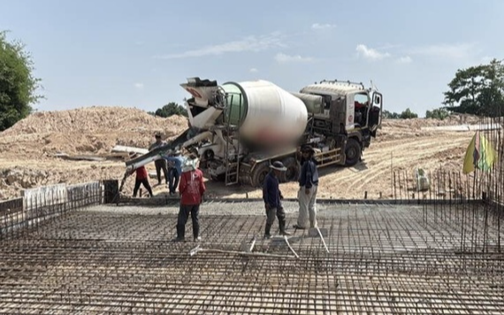 Đang đứng cạnh xe trộn bê tông, thợ hồ bỗng phát hiện thứ rơi ra bên dưới: Vừa nhìn kỹ đã vội tháo chạy
